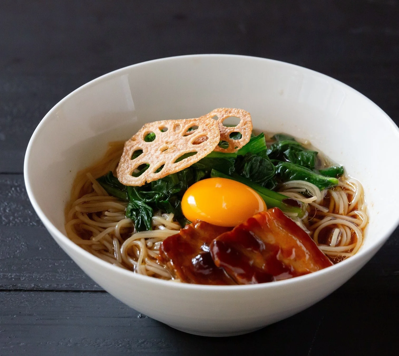 白い器に盛られた温かい麺料理