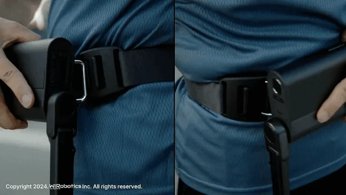 青いシャツを着た人物が、腰のベルトに黒いウェアラブルデバイスを装着