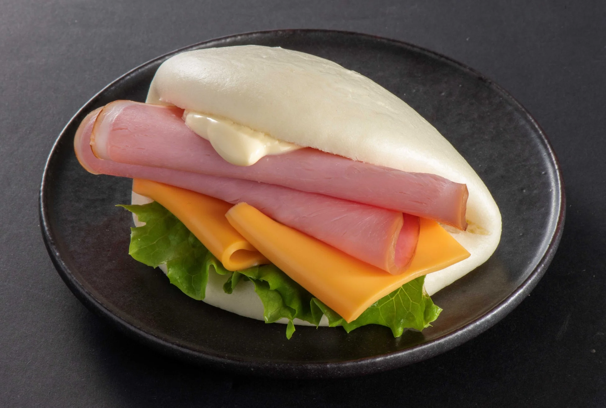 ハムチーズを挟んだ中華バンズ