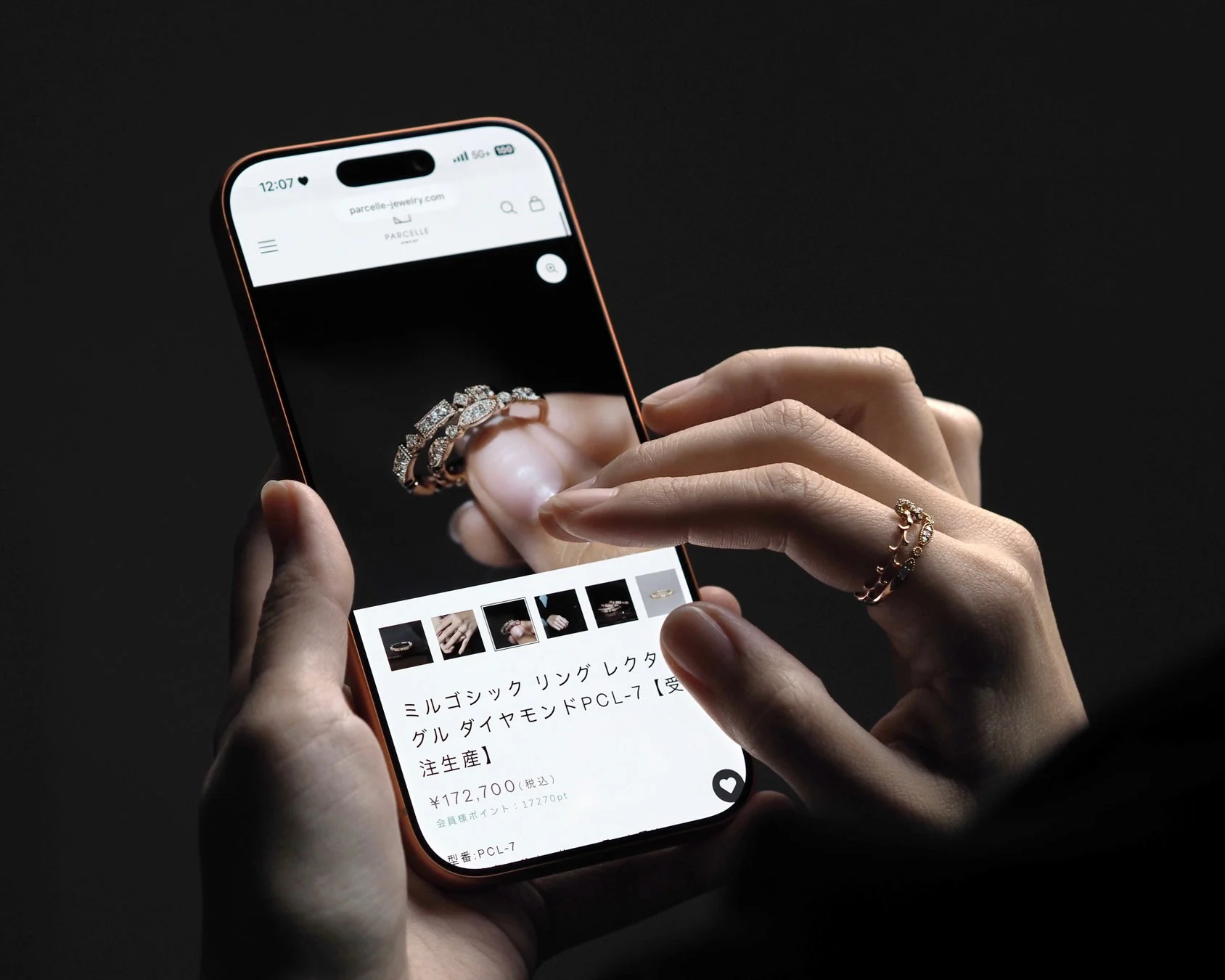 女性がスマートフォンでジュエリーのオンラインストアを閲覧中