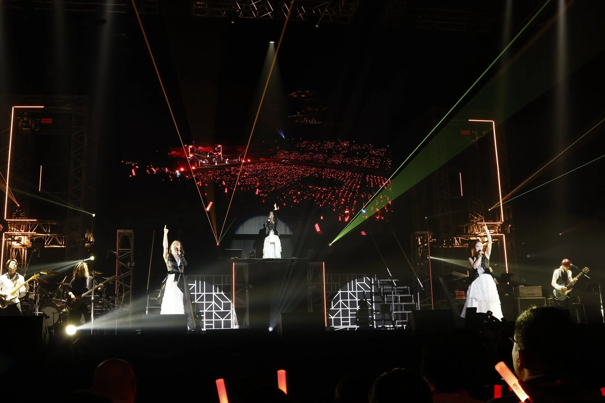 大規模なコンサートステージでパフォーマンスするKalafina