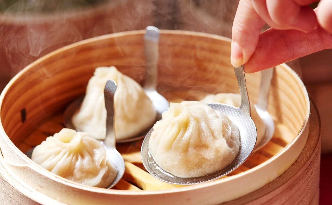 湯気が立つ小籠包