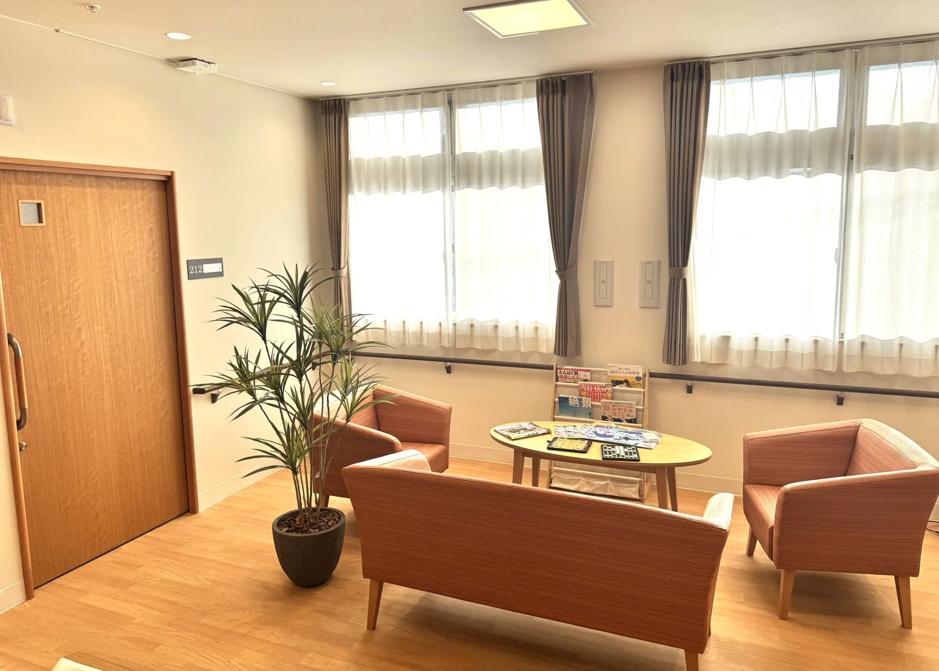 明るいラウンジスペース