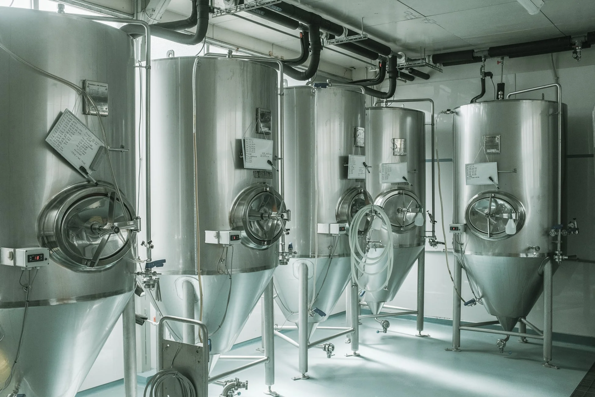 醸造所内部のステンレス製タンク