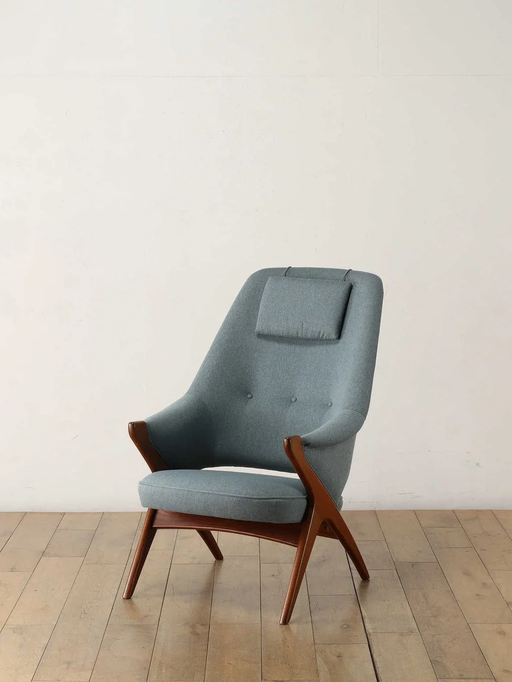 グレーブルーの布張りのアームチェア