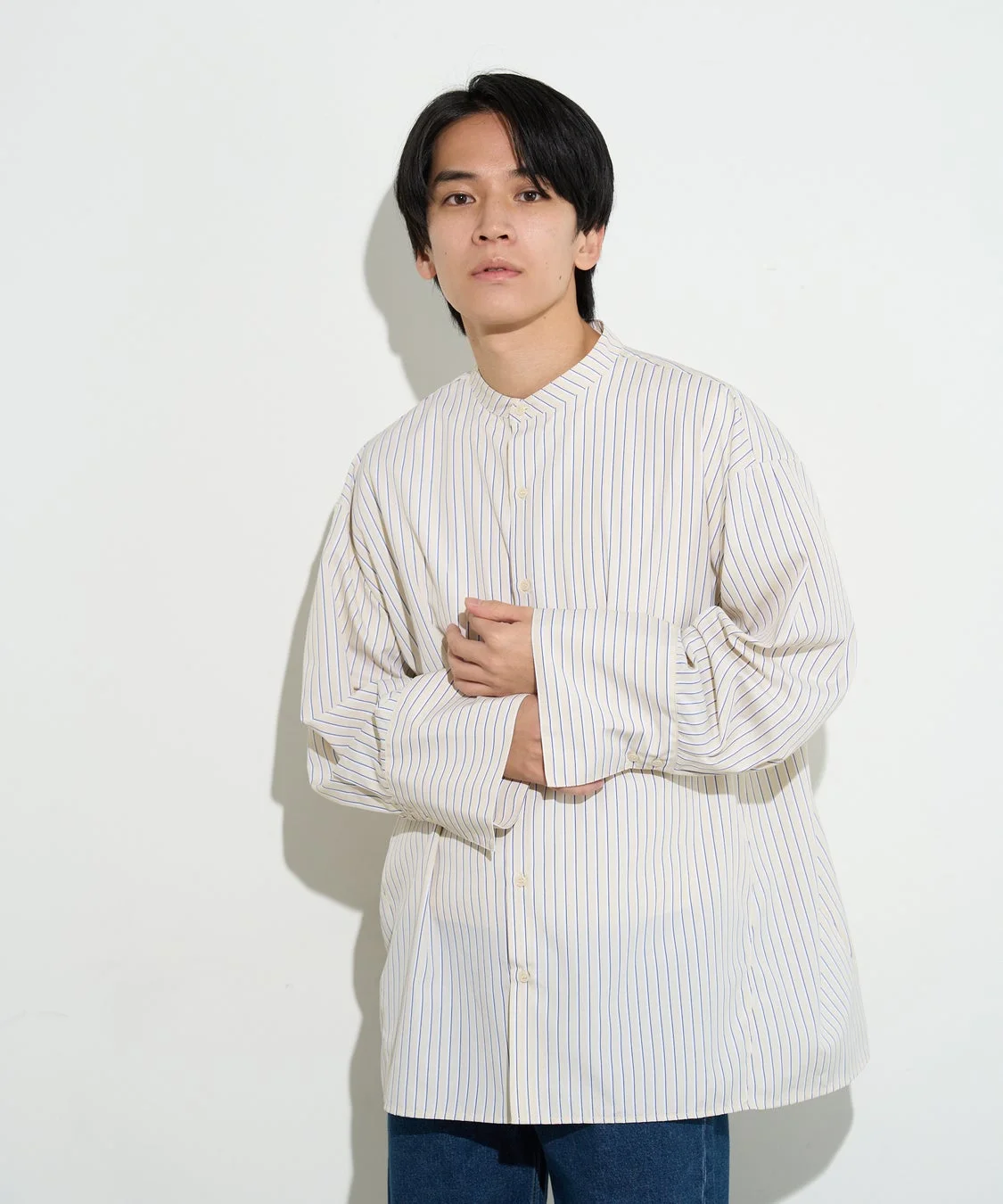 B-DAY STORE ビッグカフスブラウスを着用した男性モデル