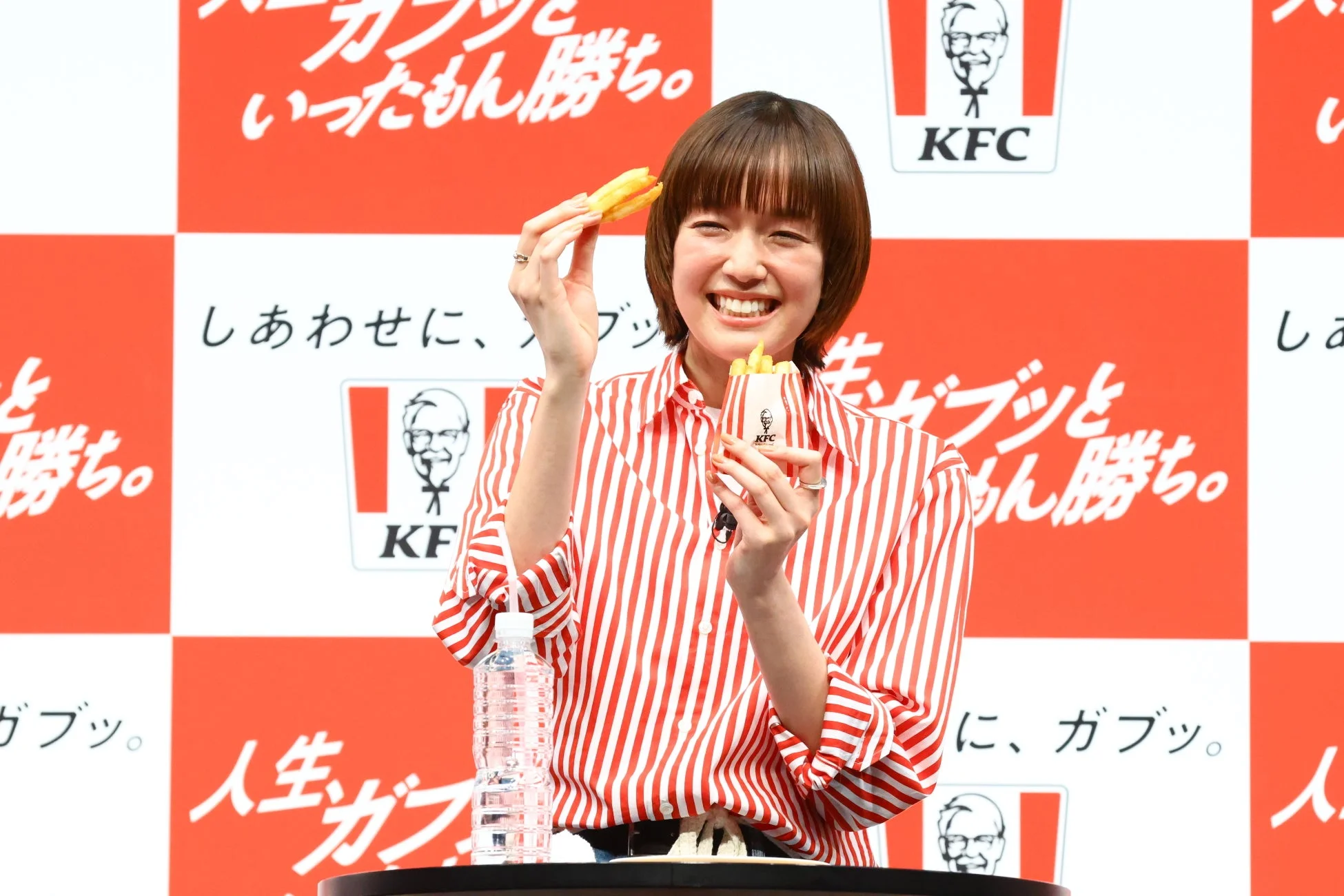 佐藤栞里さんがポテトを食べている様子