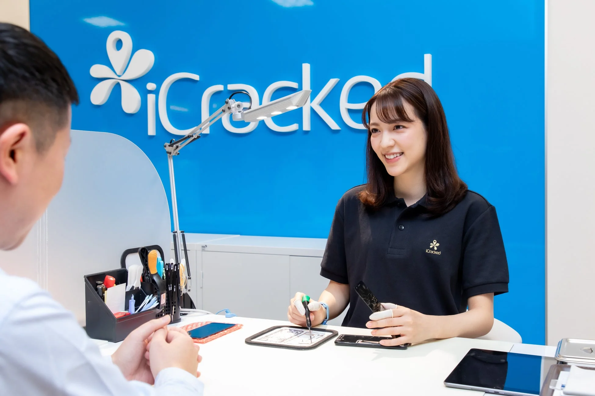 iCracked店舗での接客風景