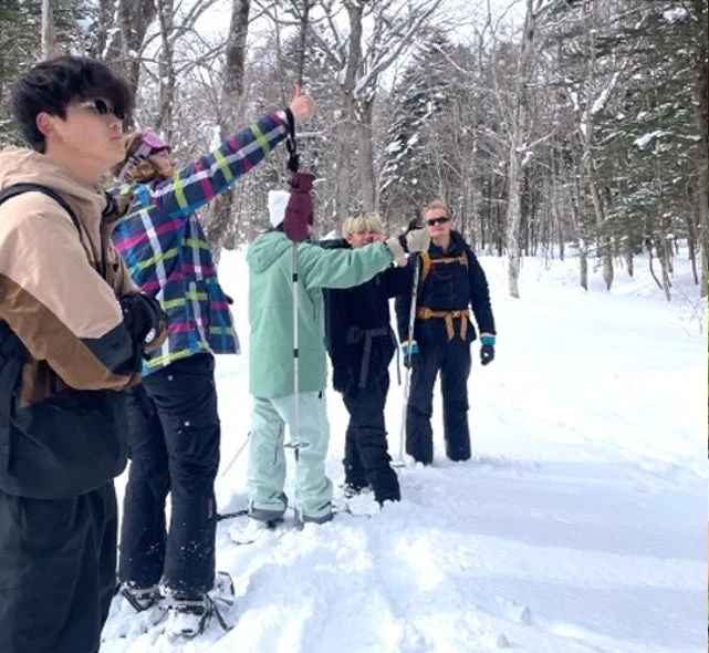 雪が積もった森の中で冬のアウトドアアクティビティ