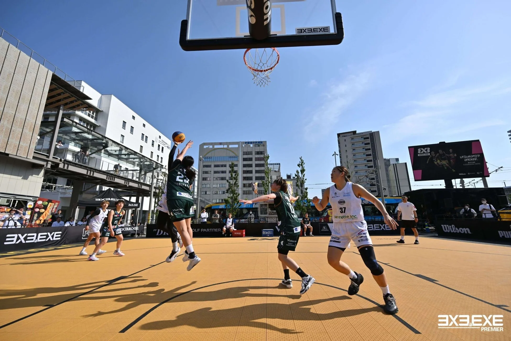 ライトキューブ宇都宮での3x3バスケットボール試合風景