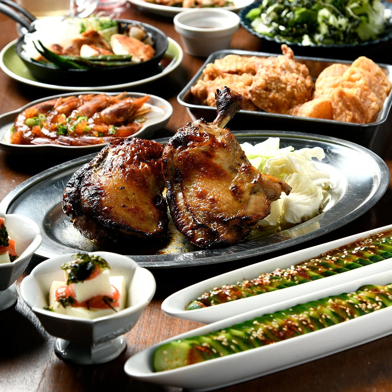 豪華な食卓に並べられた「がブリチキン。」のコース料理