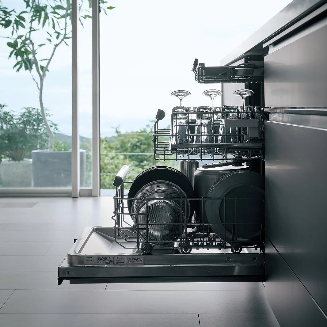 現代的なキッチンに設置された、食器がセットされた食洗機