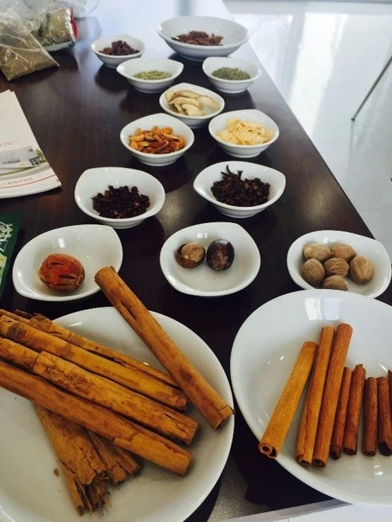 白い器に盛られた様々なスパイス