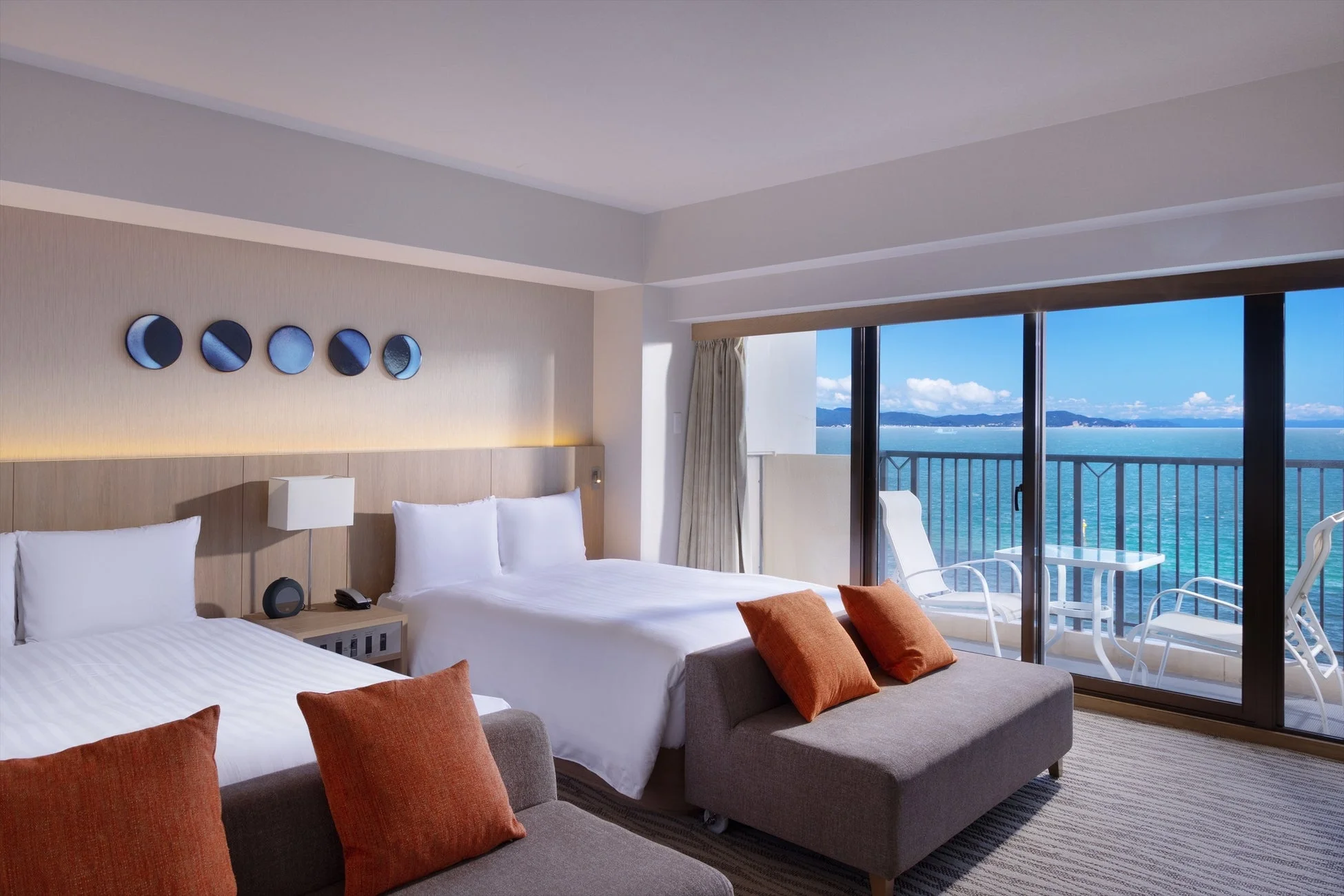 オーシャンビューの広々としたホテル客室