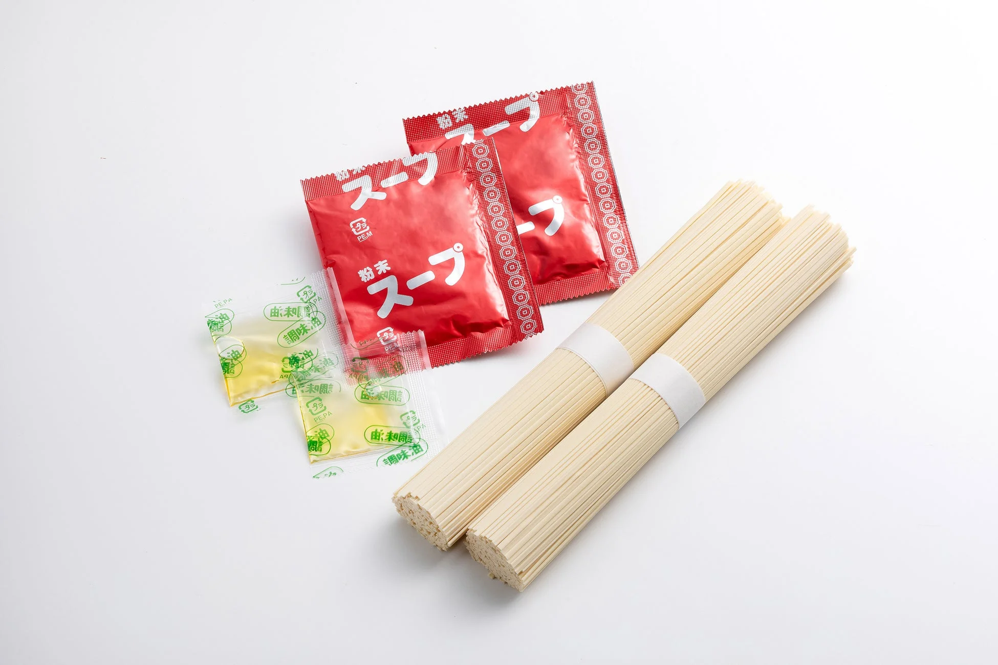 乾麺と粉末スープ、調味油