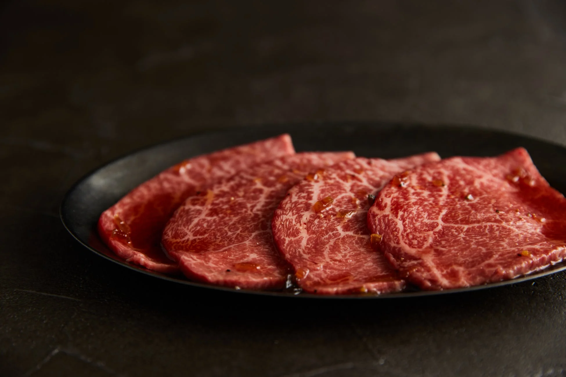 肉、牛肉、和牛、焼肉、生肉、霜降り、食材、料理、赤身、黒皿