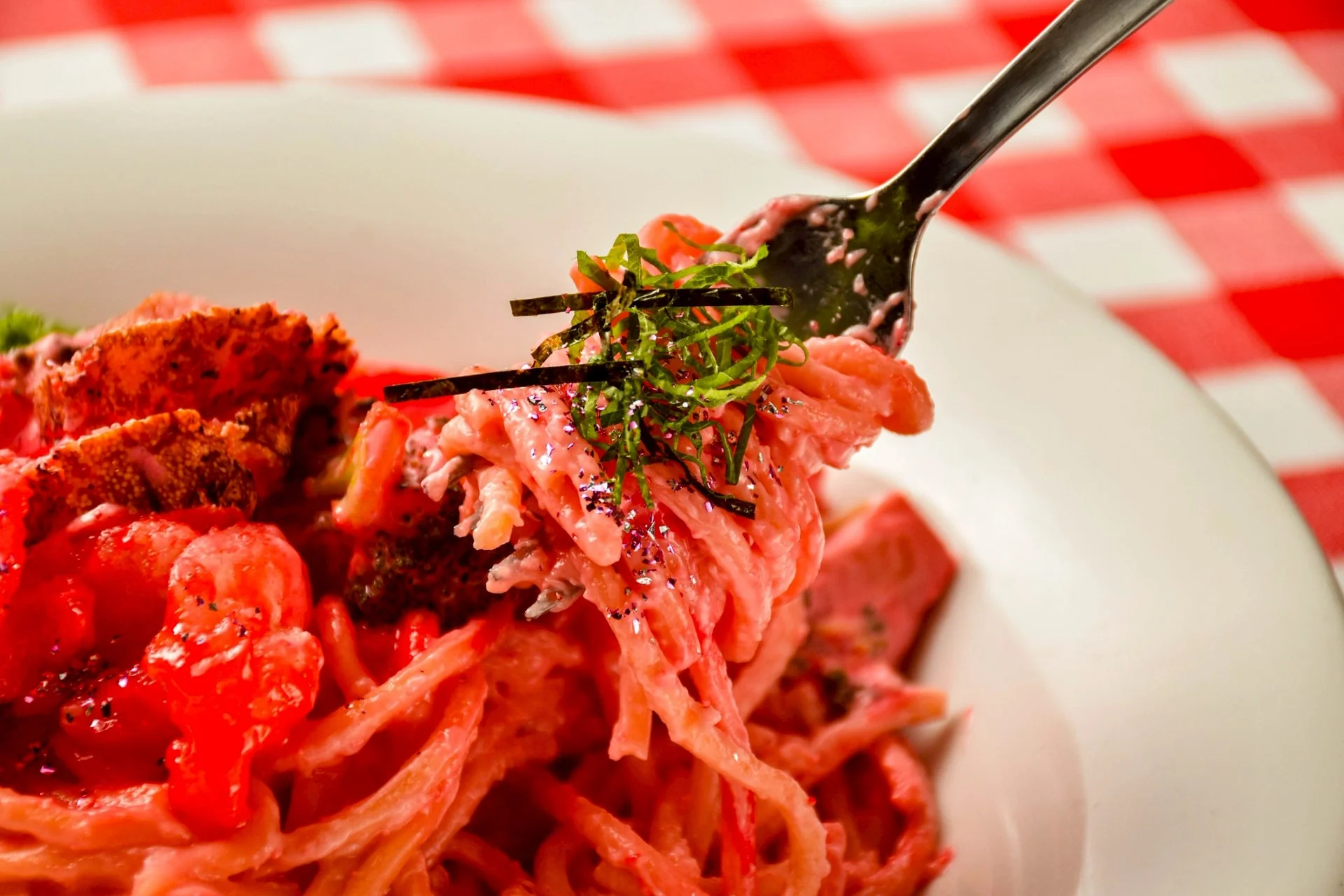 ピンク色のパスタのクローズアップ