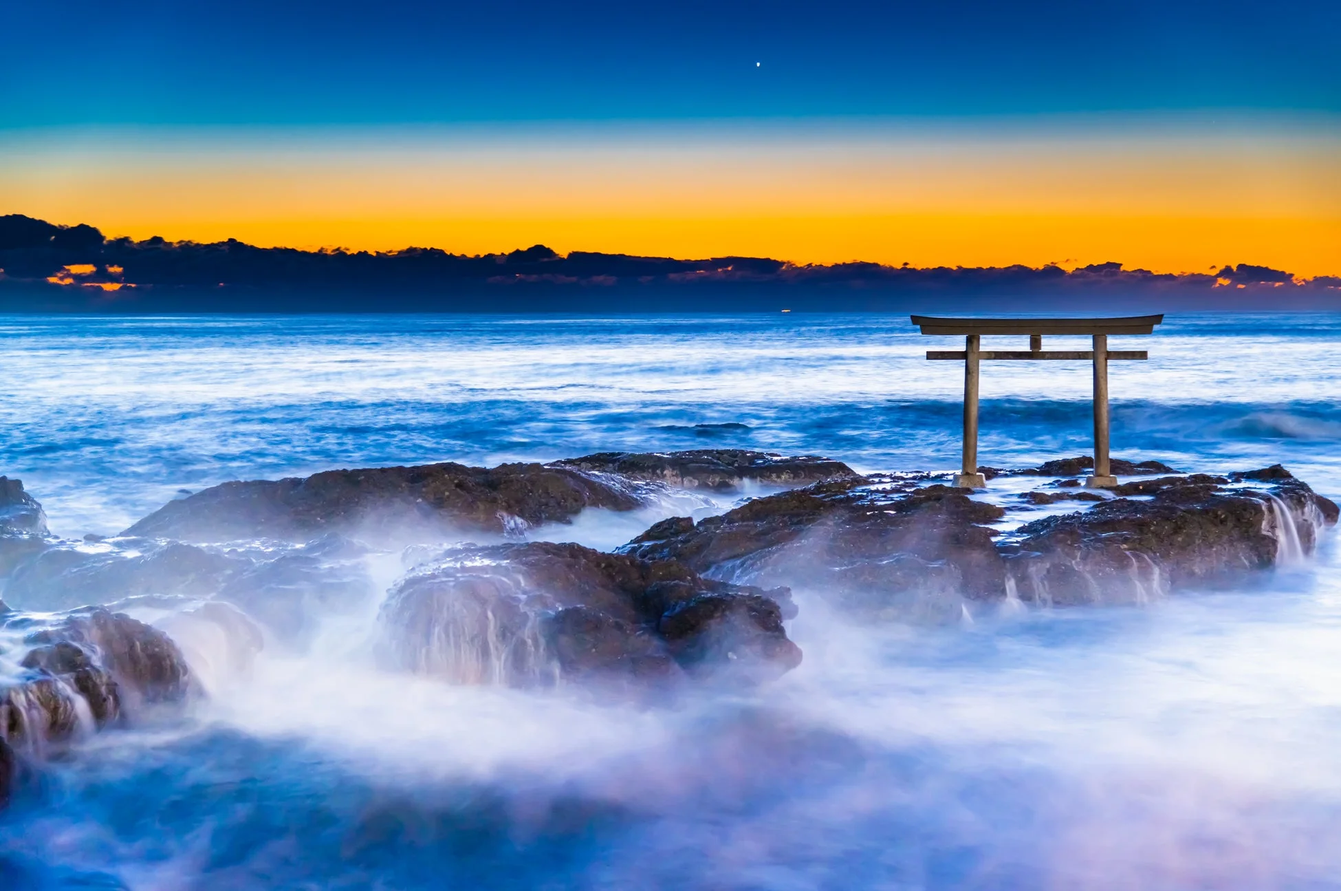 海に立つ大洗磯前神社の鳥居