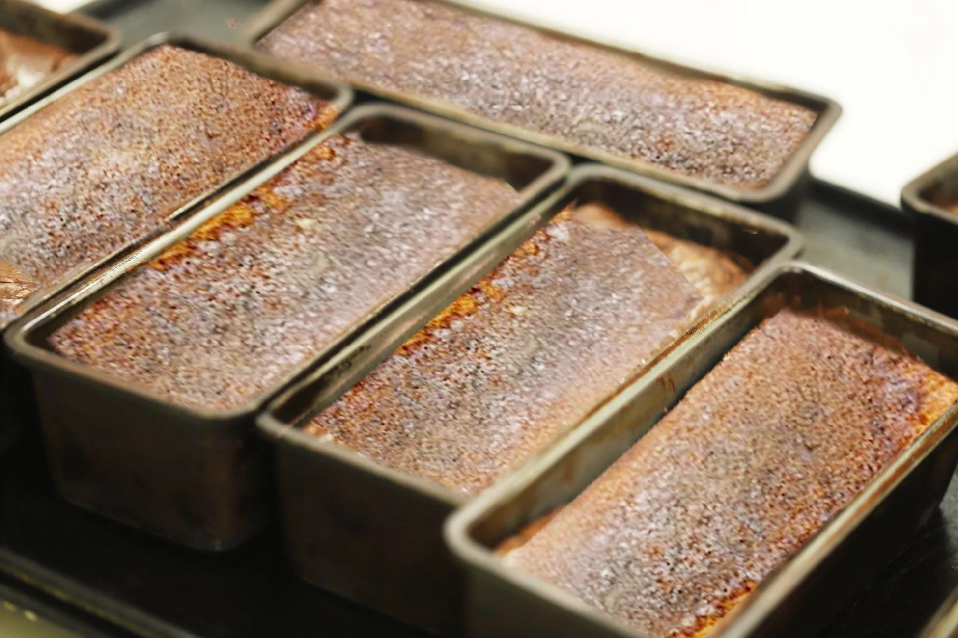 型に入った焼き菓子