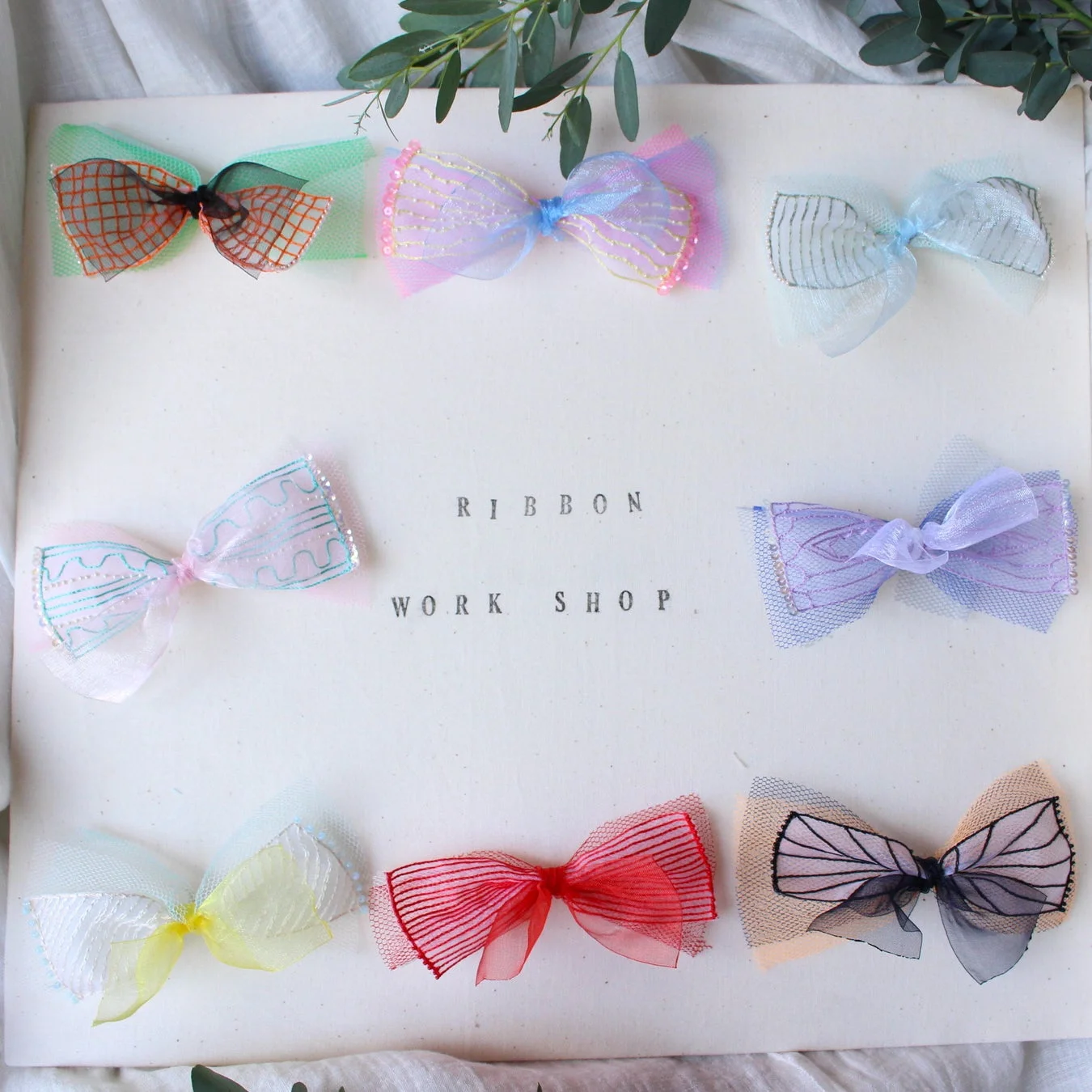 様々な色とデザインの手作りリボン