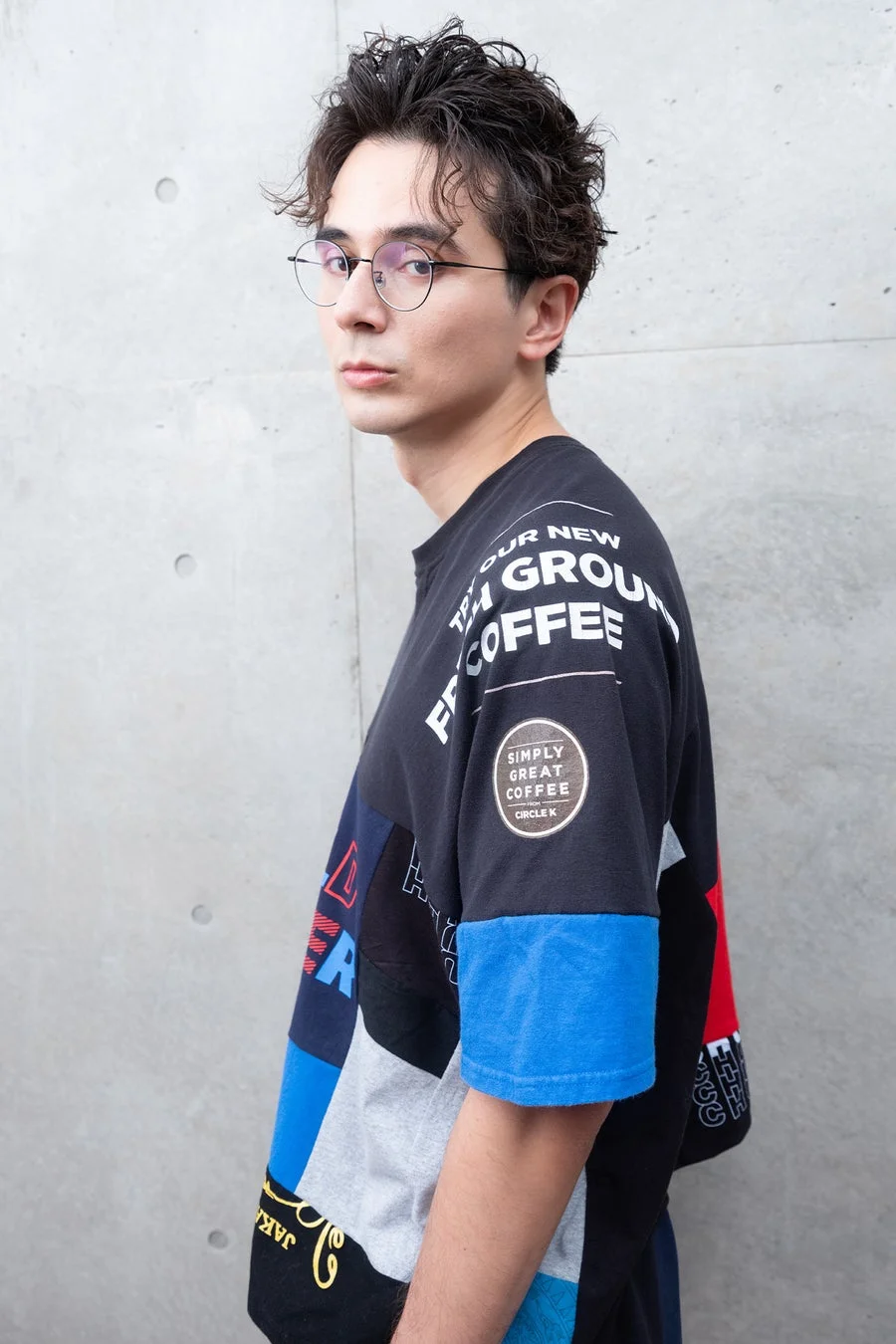 男性モデル、パッチワークTシャツ