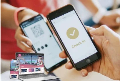 スマートフォンでチェックインする様子を示す画像