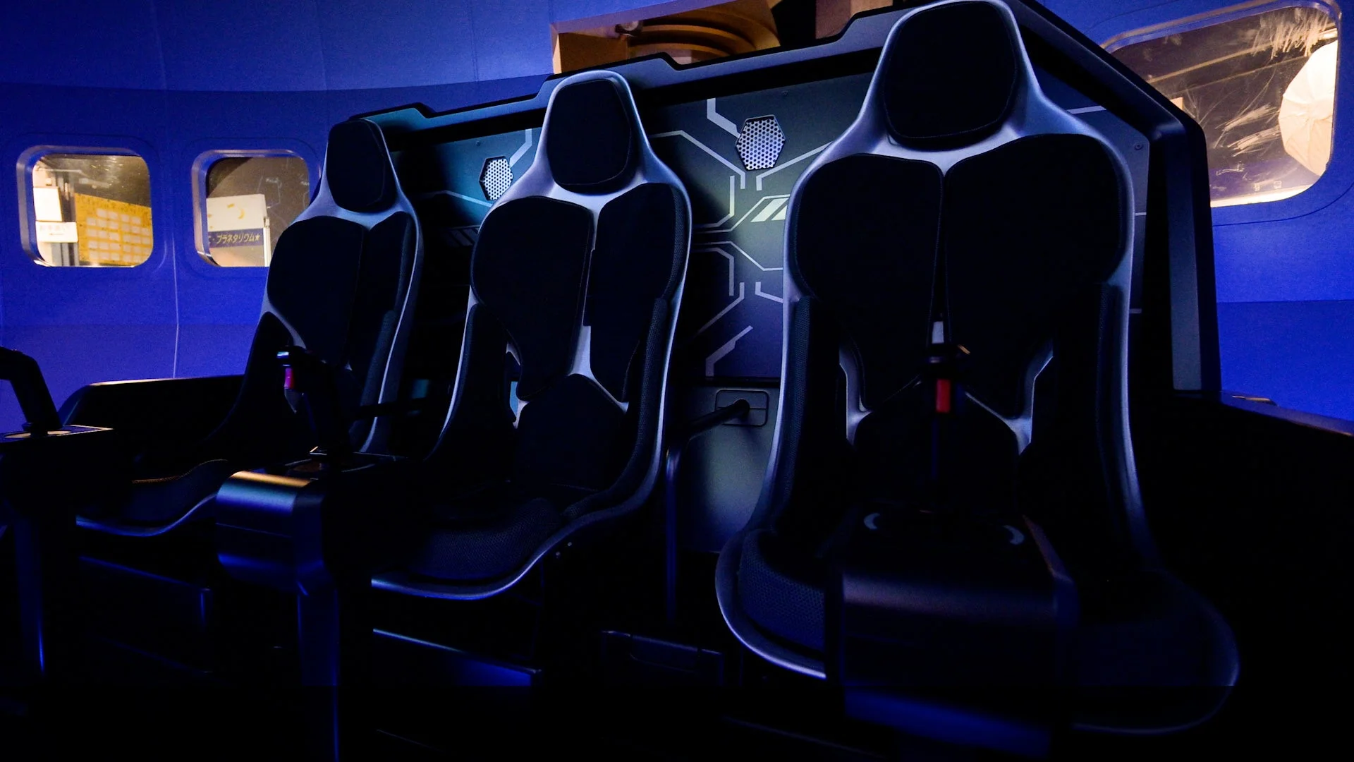 未来的な操縦席