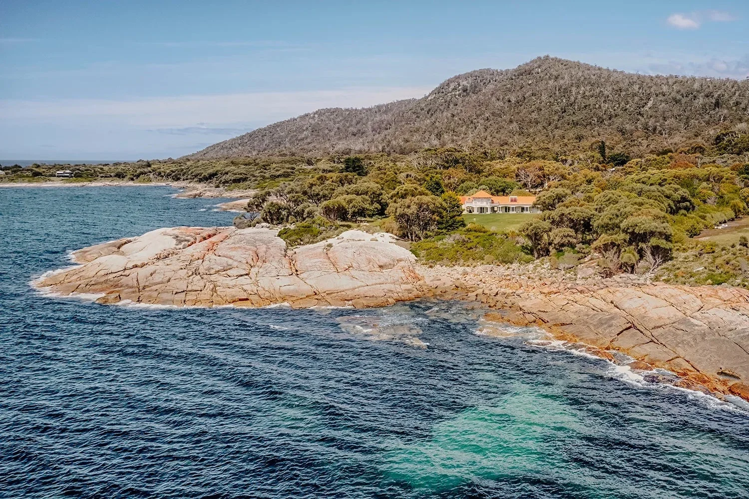 美しい海岸線と豊かな緑に囲まれた邸宅の空撮