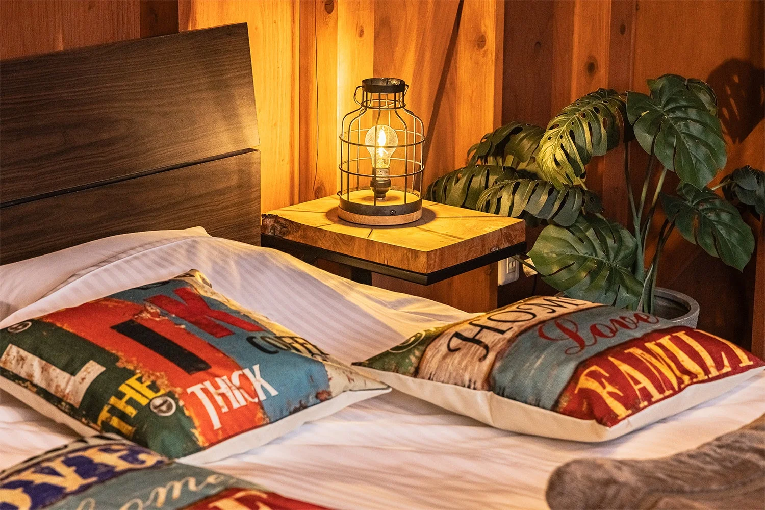 ヴィンテージルームのベッドとインテリア