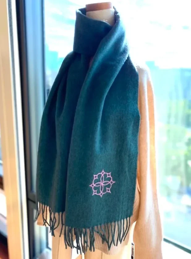バタフライの刺繍が施されたエメラルドグリーンのスカーフ