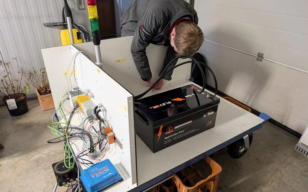 学生チームのプロジェクト作業風景