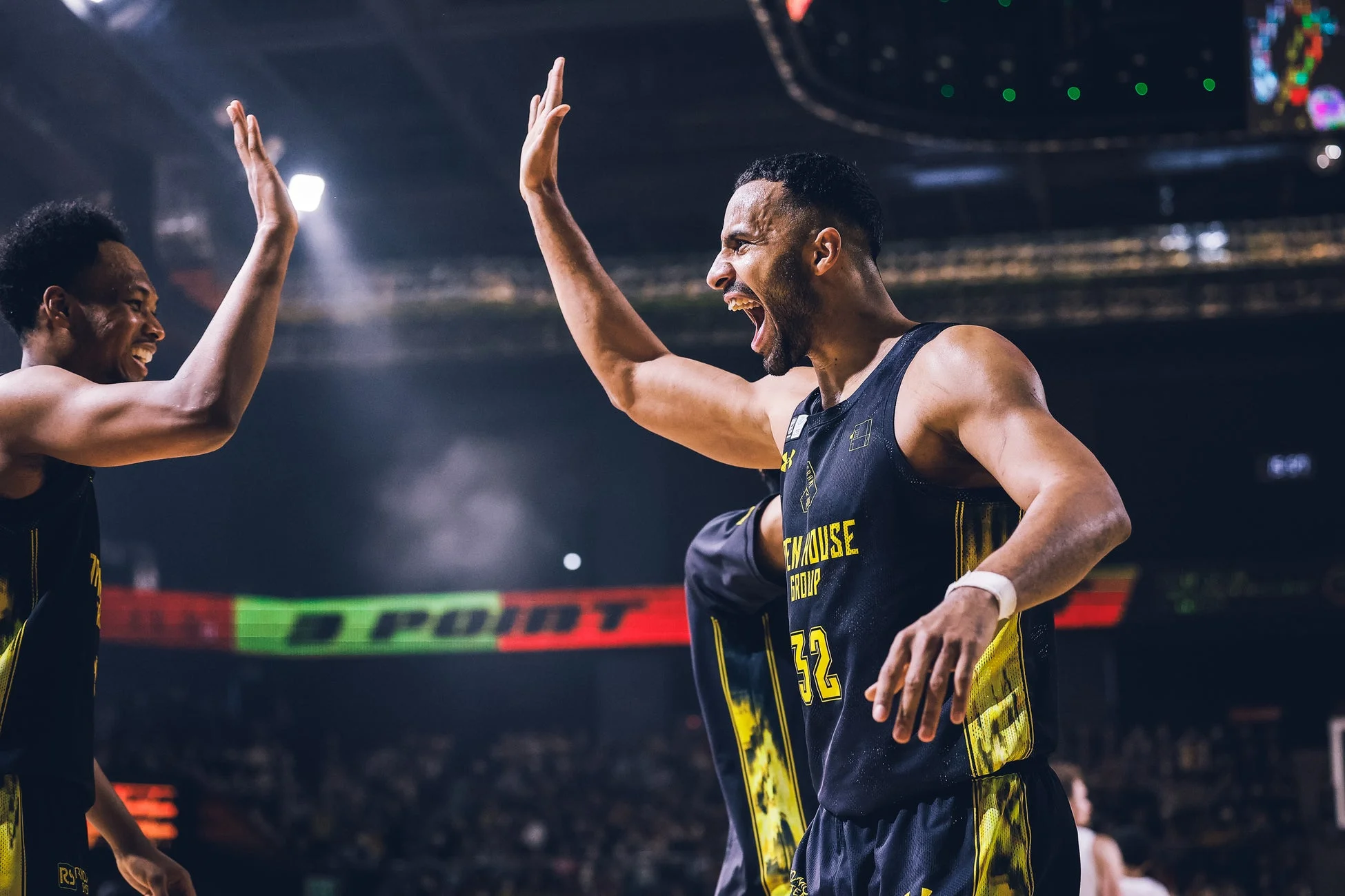 試合中にハイタッチを交わし、喜びを分かち合う群馬クレインサンダーズの選手たち