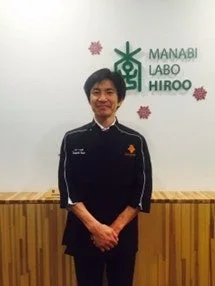 黒いコックコートを着た井上剛氏