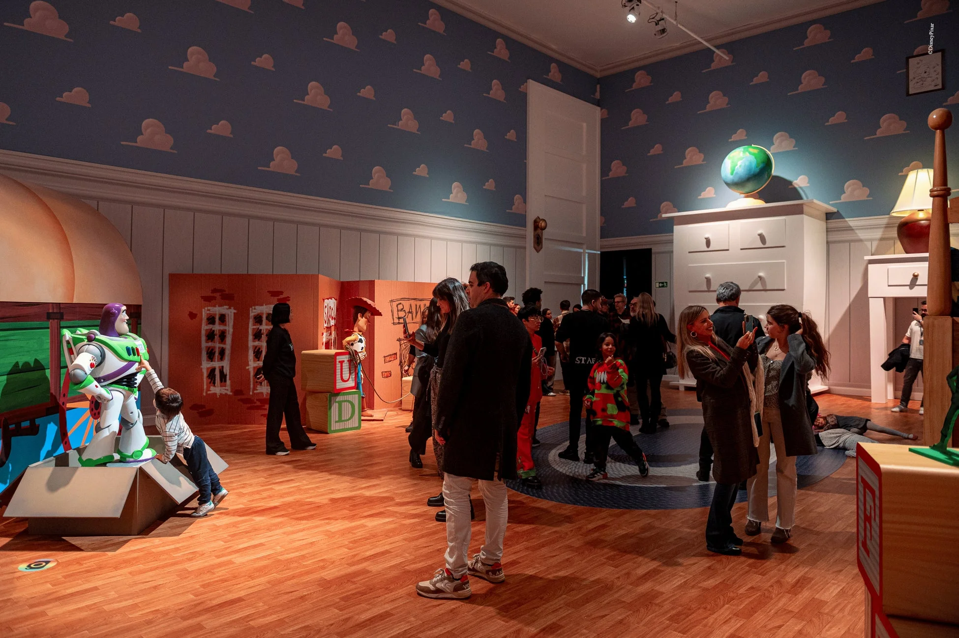 『トイ・ストーリー』の展示を楽しむ来場者