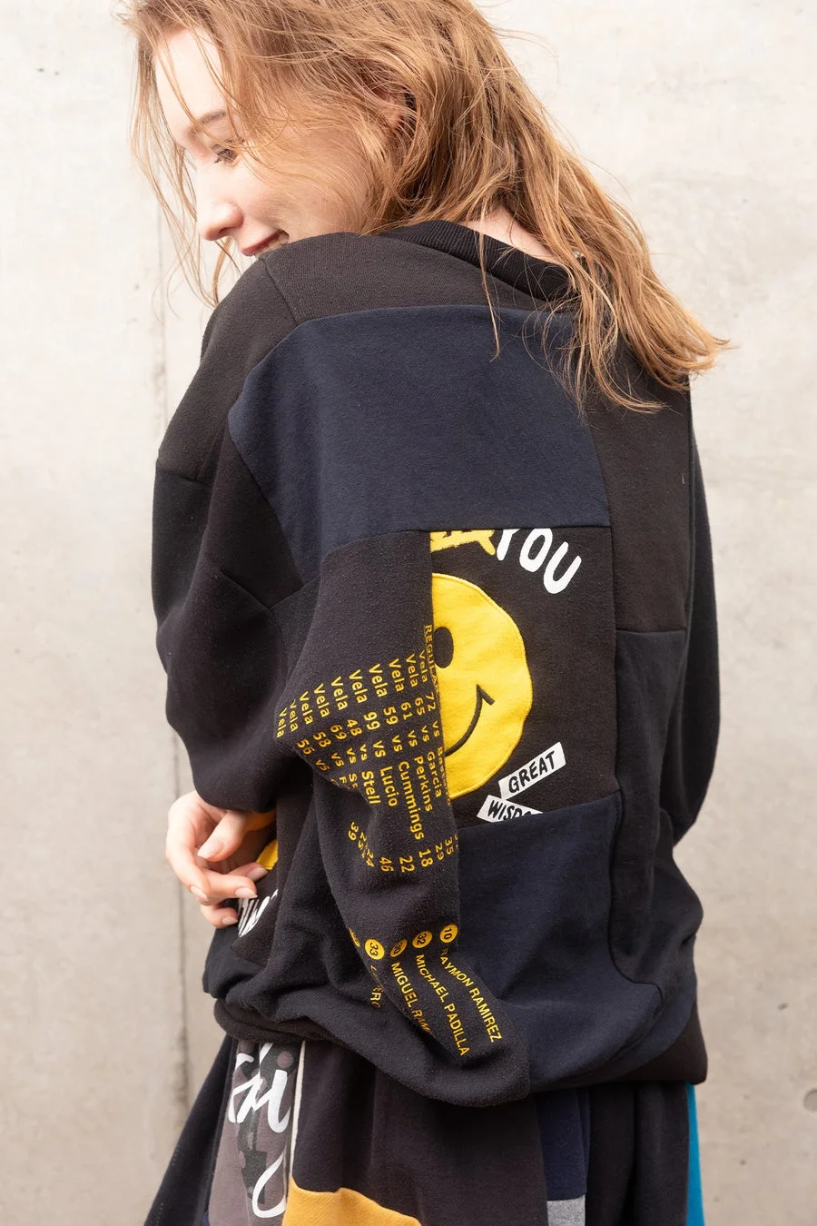 女性モデル、スマイリーフェイススウェット