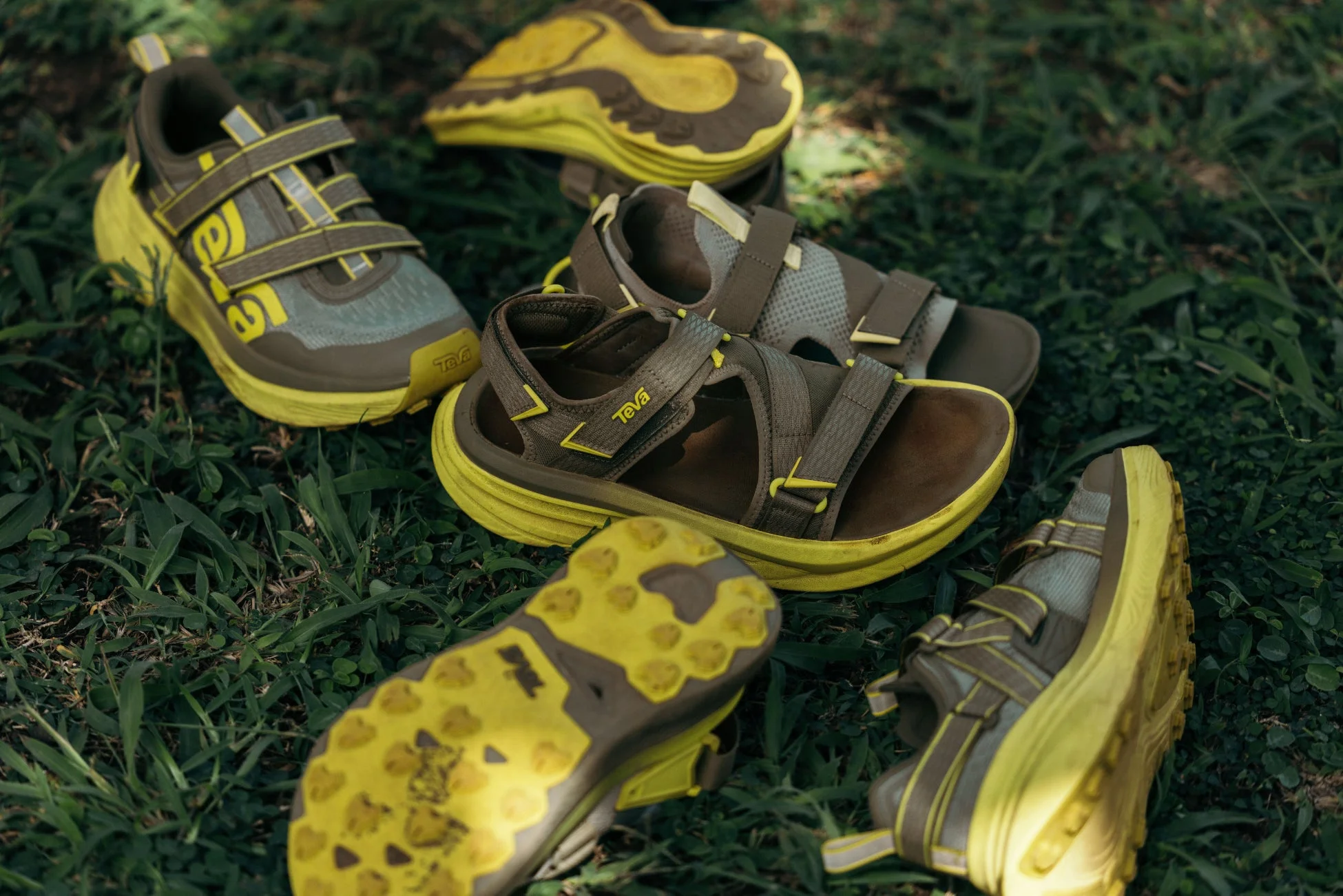 複数のサンダル