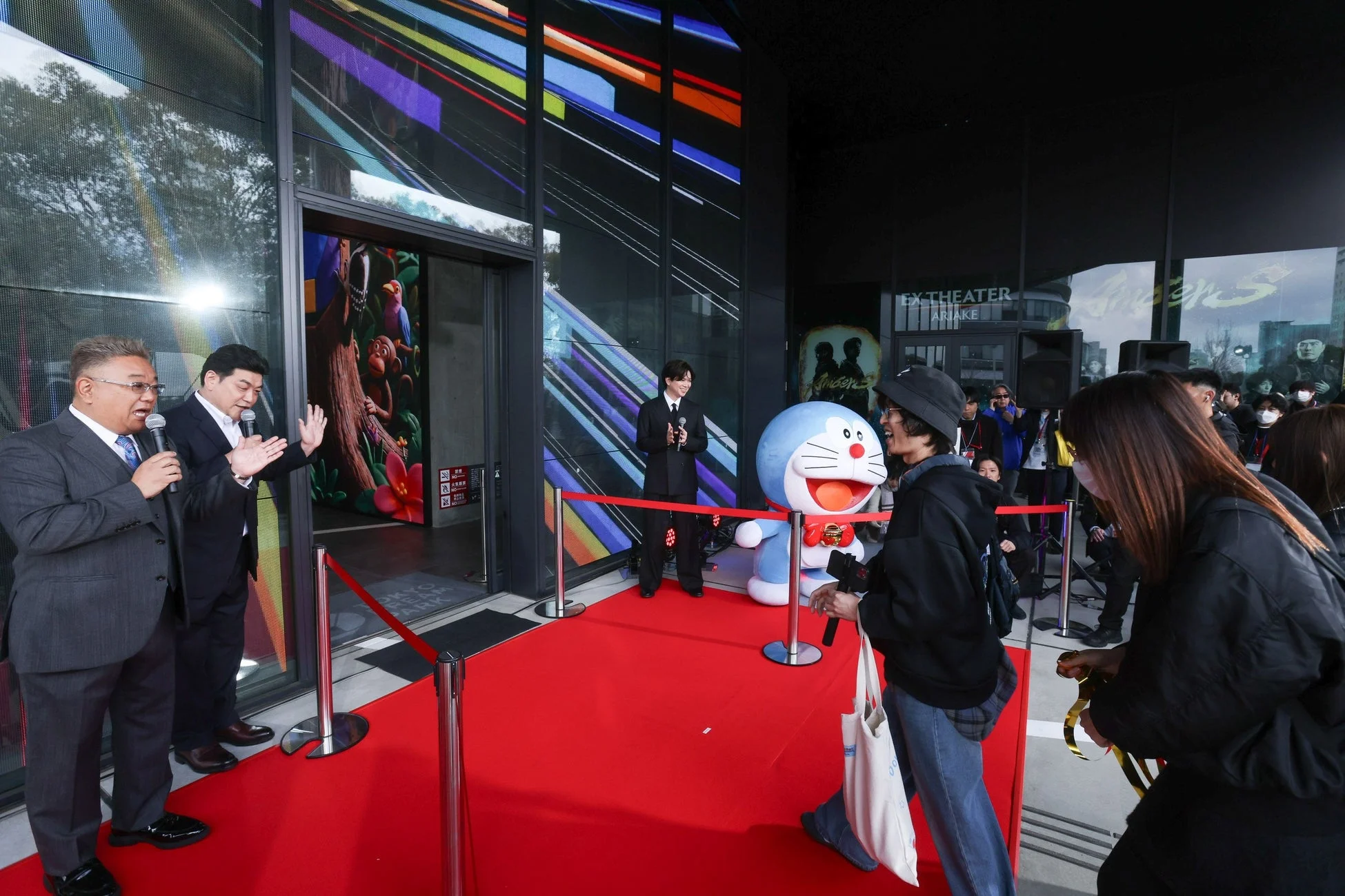 オープニングセレモニーで挨拶するゲストたちとドラえもん