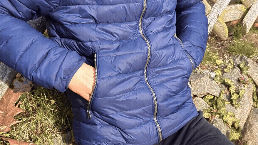 ポケットに手を入れた人物