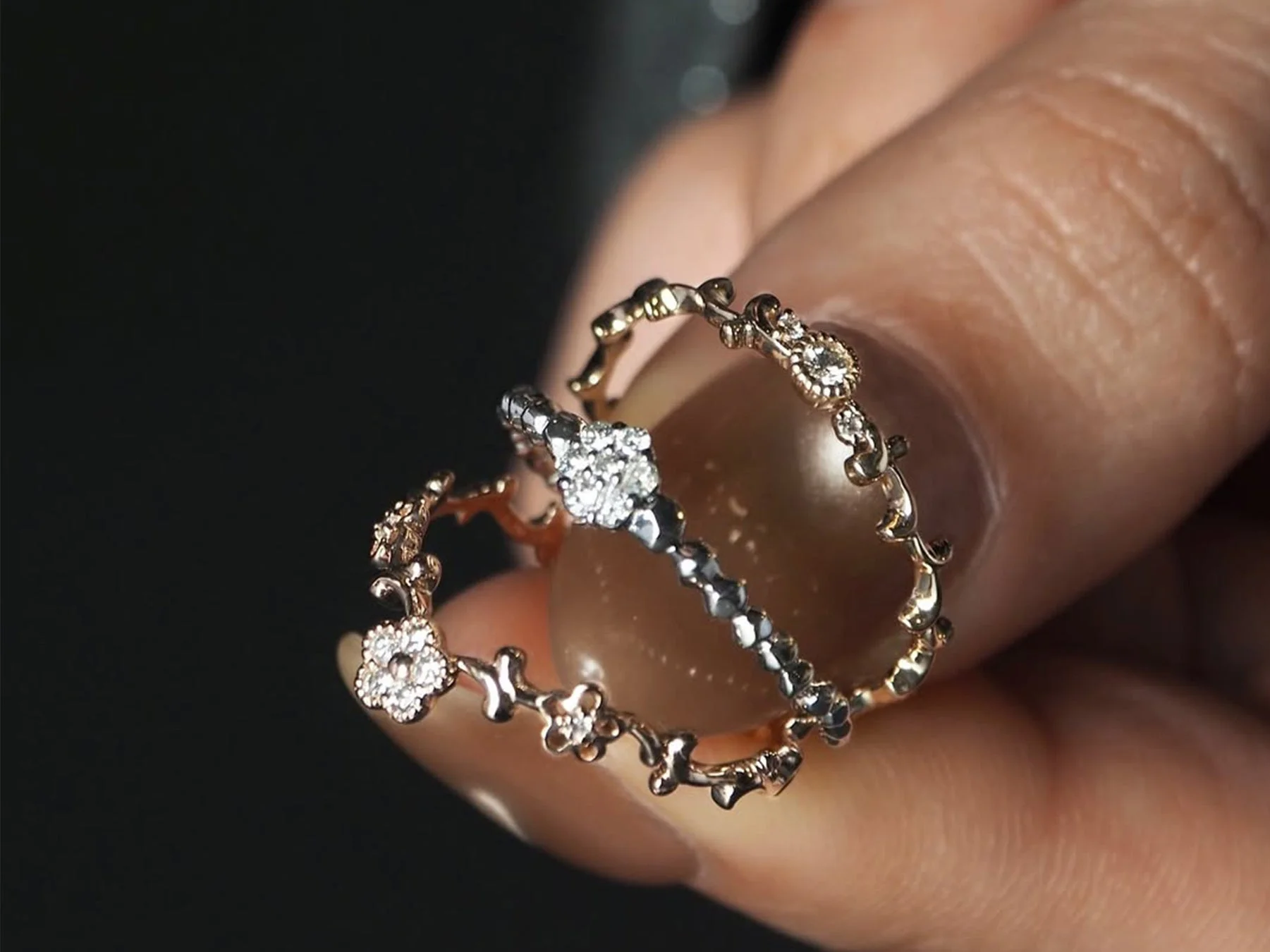 重ね付けリングの手元