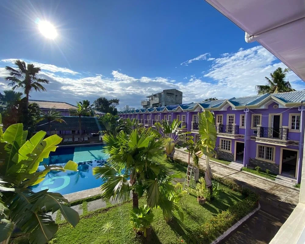 Sparta Campusのプールと建物