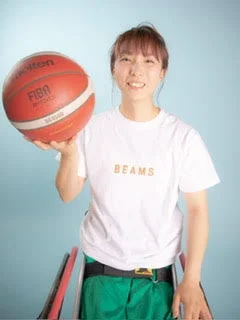 バスケットボールを手に笑顔を見せる若い女性アスリートのポートレート