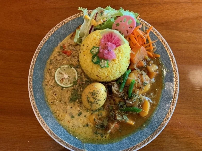 彩り豊かなスパイスカレーのプレート