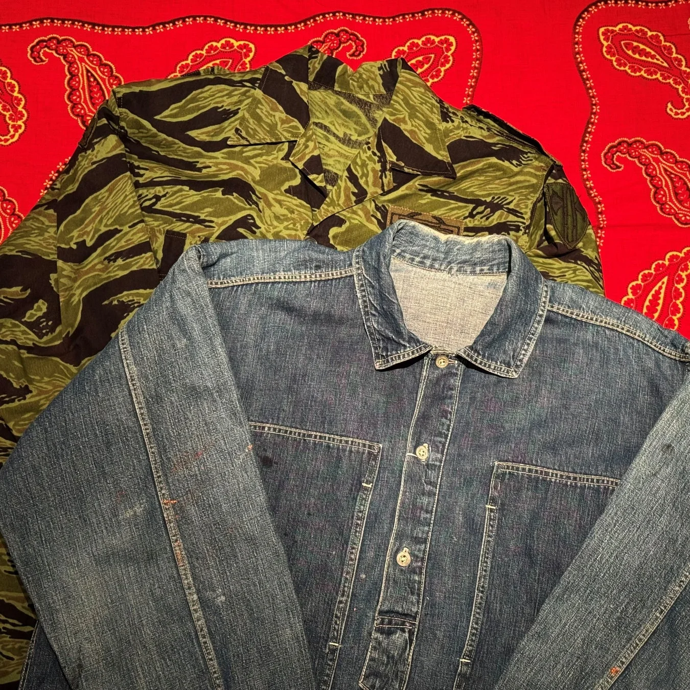 迷彩ジャケットとデニムシャツ