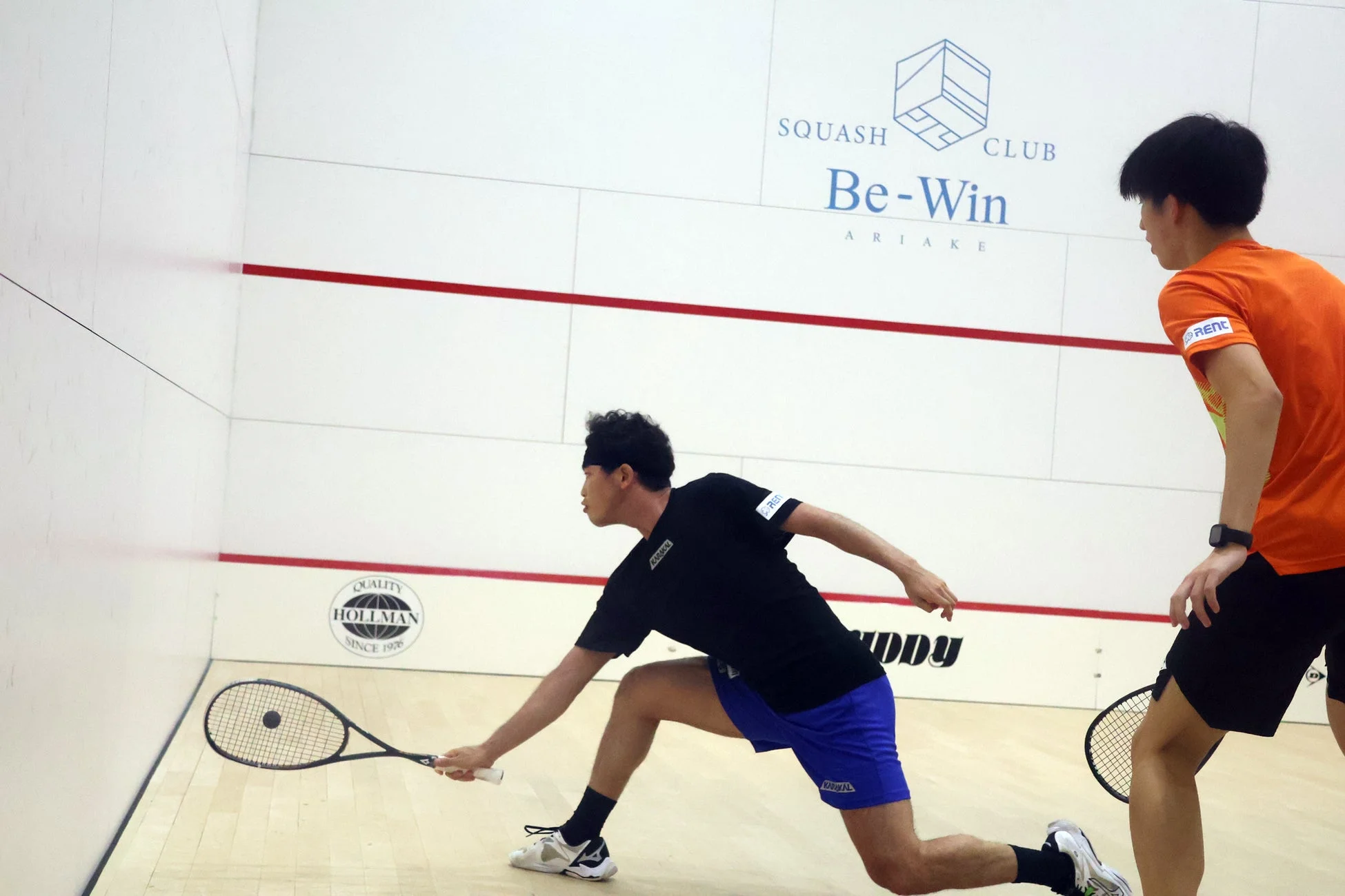 スカッシュコートでのプレー風景