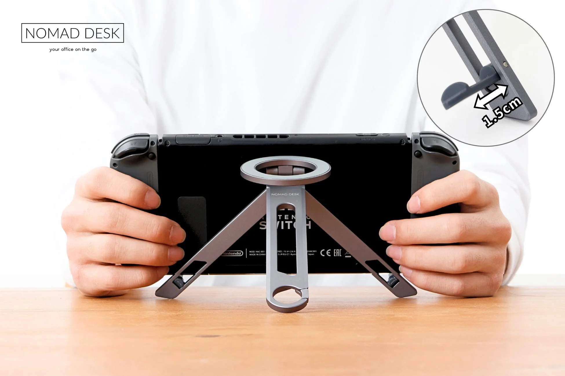 クレードルにNintendo Switchを設置する様子