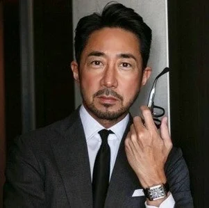 スーツを着用した干場義雅氏のポートレート