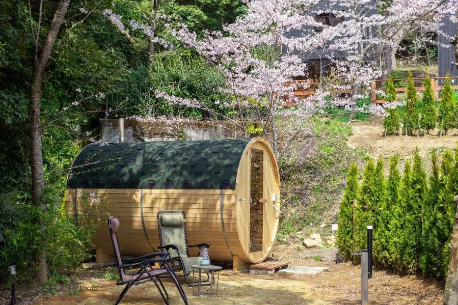 桜とバレルサウナ