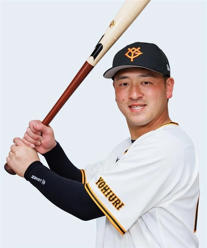 バットを構え笑顔を見せる岸田行倫選手