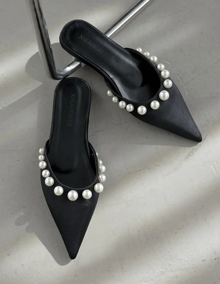 パール飾りの黒ミュール