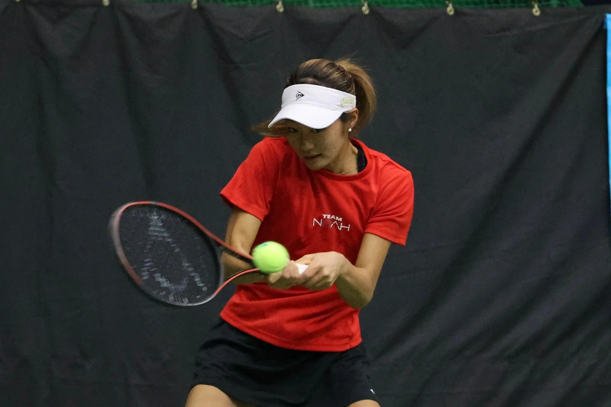 テニスラケットを構える松田鈴子選手